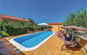 Gorgeous Apartment In Kastel Stari With Jacuzzi